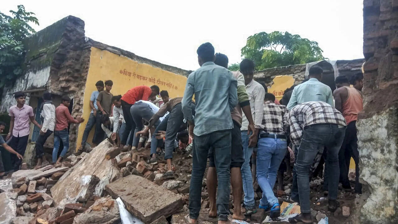 राजस्थान के झालावाड़ में स्कूल बिल्डिंग गिरी